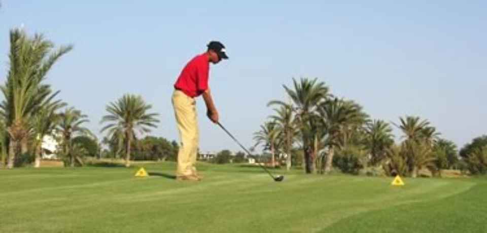 Auf dem Fairway in der rauen Golfplatz in Tunesien Kantaoui